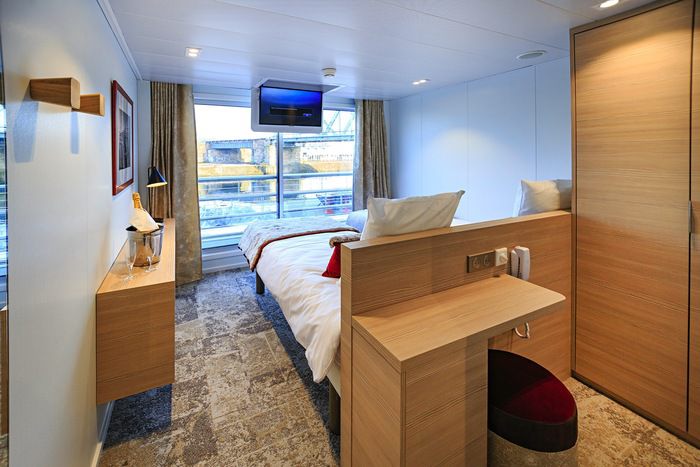 Middle Deck 2 Adjustable Twin Beds CAT. A